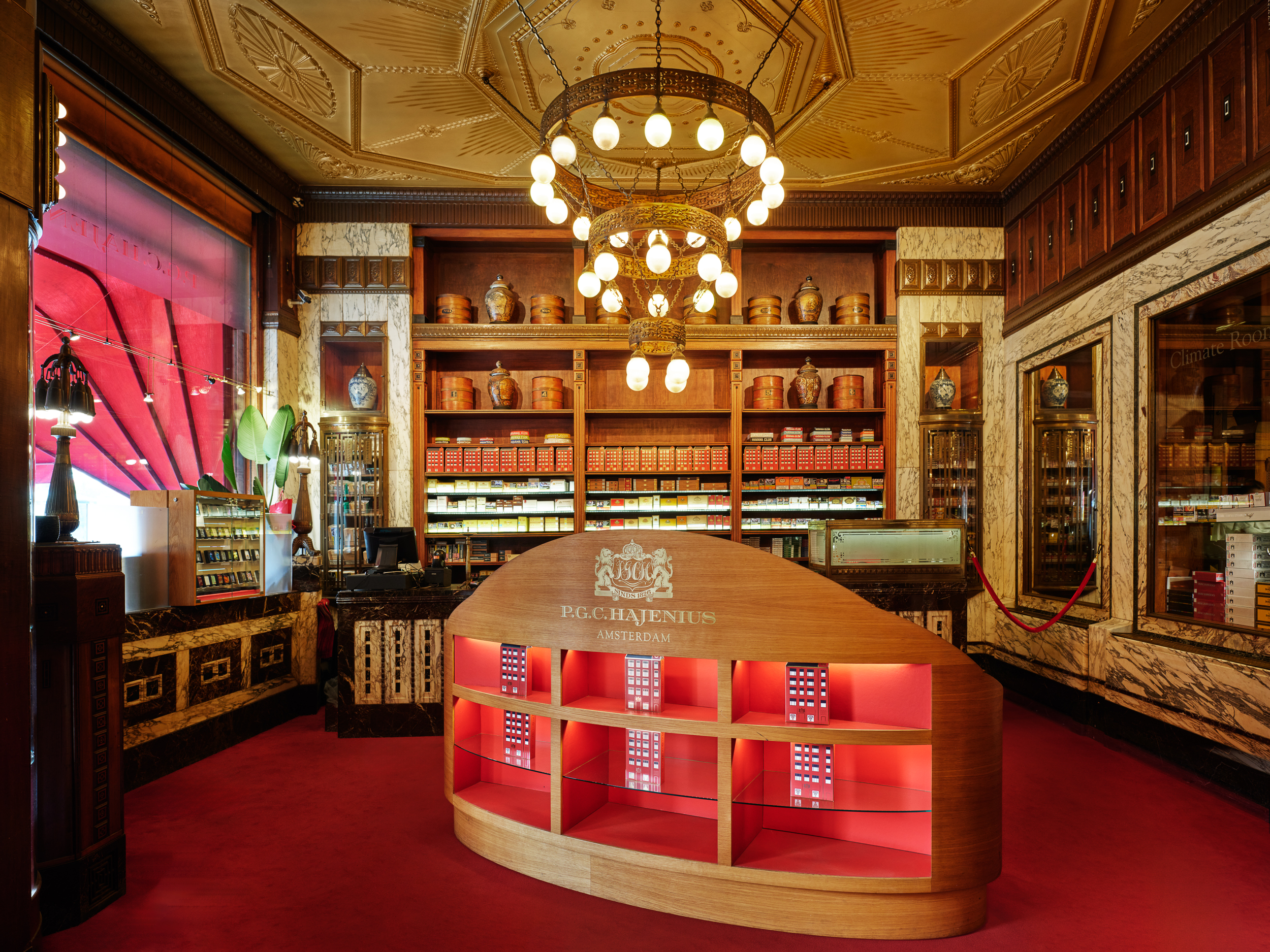 Het Art Deco interieur van Hajenius aan het Rokin