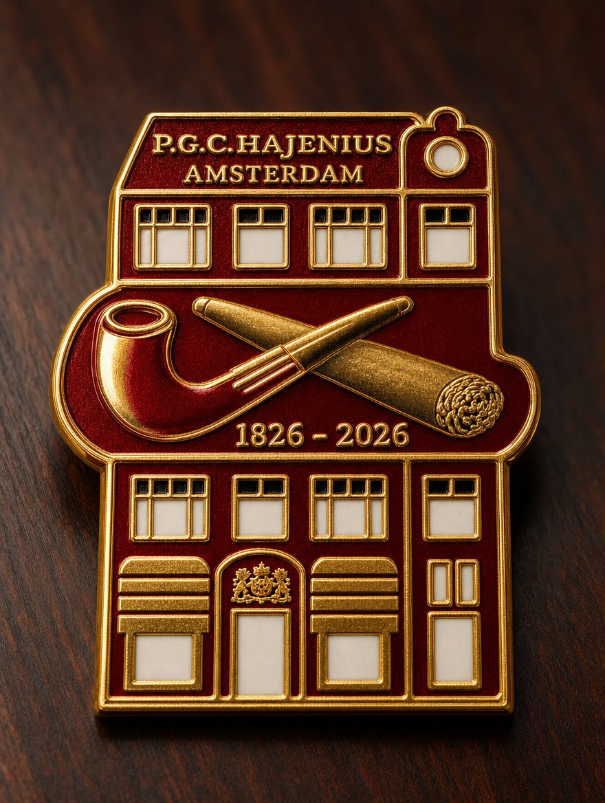 Hajenius Pin 200 Jaar — Rokin-gevel in goud en rood